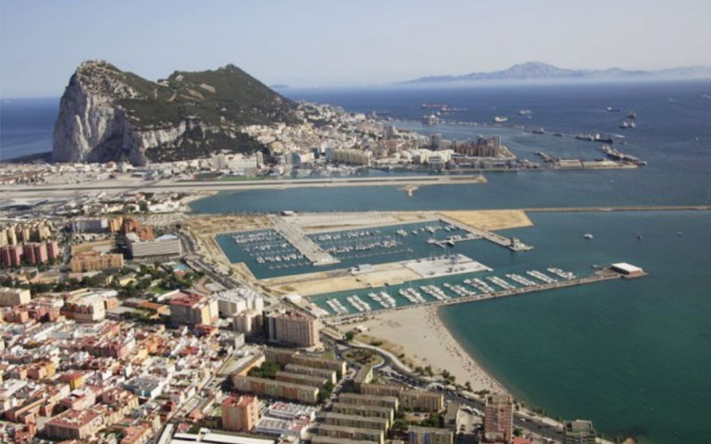 La Línea de la Concepción, mirando al mar
