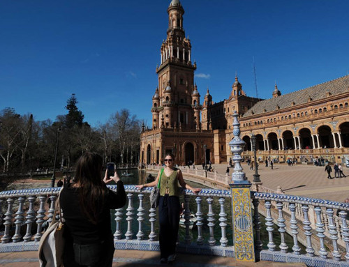 Turistas en la plaza de España. Sevilla (Junta)