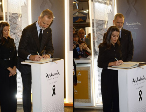 Los reyes firmaron en el libro de condolencias